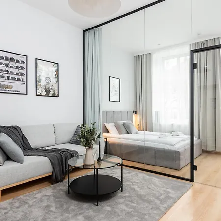 Modern Centrally Located - By Upstairs Apartamento