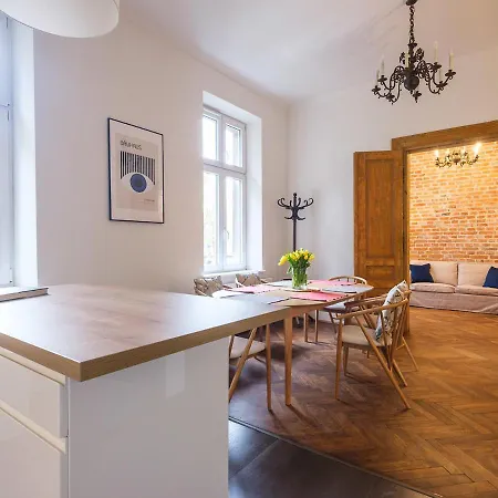 By Tyzenhauz Apartment