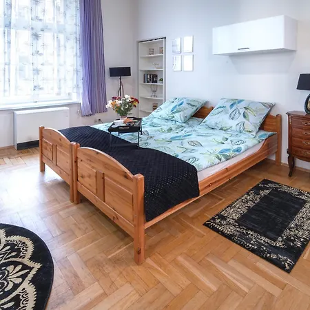 Cozy Rachel-near Rynek Netflix *