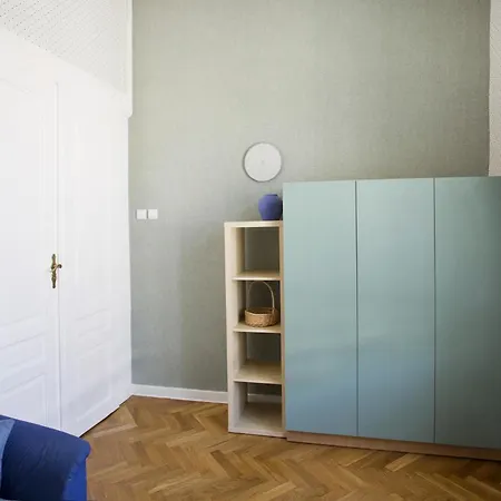 Large Next To Main Station - 85 M2 Apartament *