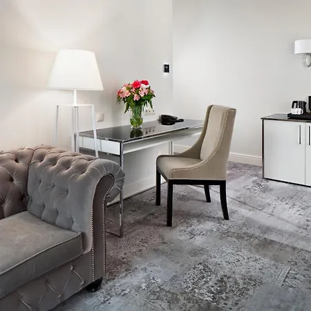 Wyndham Grand Old Town Hotel 5*