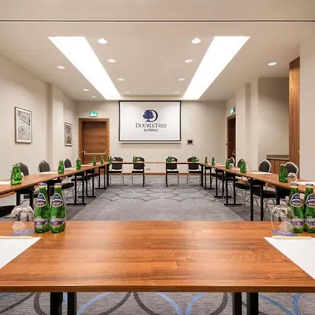 Doubletree By Hilton & Convention Center Hotell