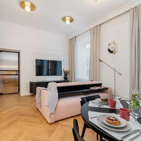Apartment Premium In Parisian Style In The Heart Of Old