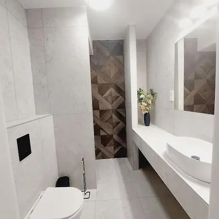 Apartment Przestronny Apartament, Ogrodek, Miejsca Postojowe W Garazu *