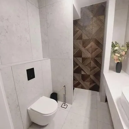Przestronny Apartament, Ogrodek, Miejsca Postojowe W Garazu Apartment