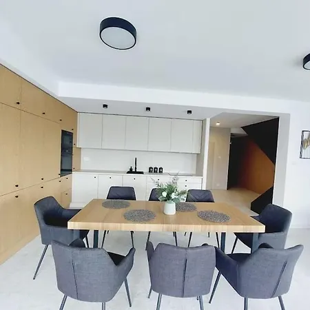 Przestronny Apartament, Ogrodek, Miejsca Postojowe W Garazu Apartment
