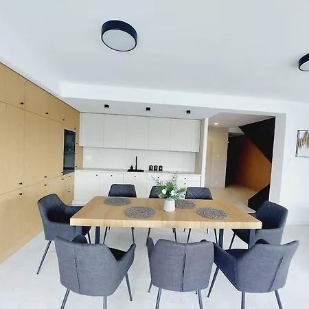 Przestronny Apartament, Ogrodek, Miejsca Postojowe W Garazu *