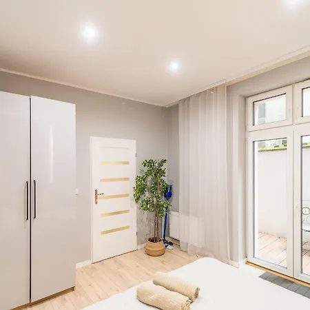 Apartment Starowislna - Balcony, Top Location, Tram & Train Nearby - By Rentujemy