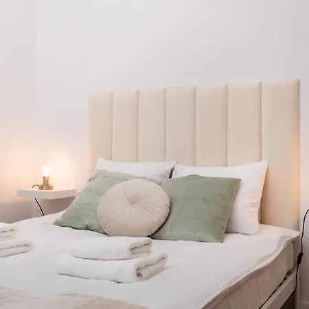 Apartment Spacious & Modern 6 Bedroom - Around The Main Market Square - By Upstairs *