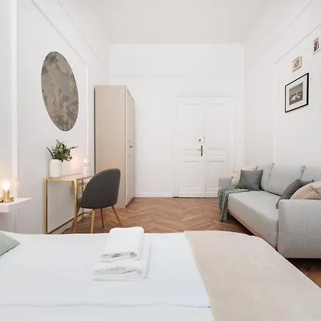 Apartment Spacious & Modern 6 Bedroom - Around The Main Market Square - By Upstairs