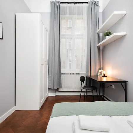 Spacious & Modern 6 Bedroom - Around The Main Market Square - By Upstairs Apartment *