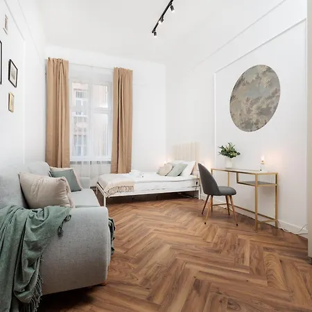Apartment Spacious & Modern 6 Bedroom - Around The Main Market Square - By Upstairs *