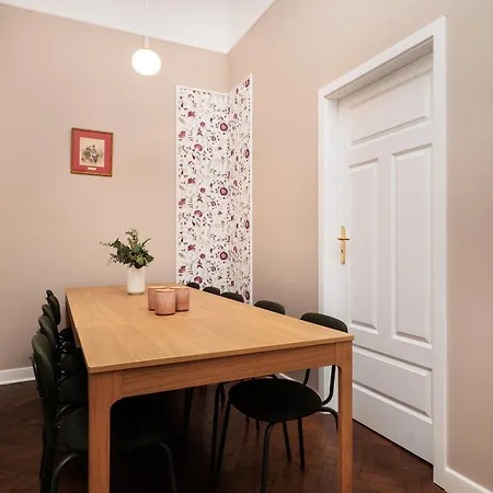 Apartment Spacious & Modern 6 Bedroom - Around The Main Market Square - By Upstairs