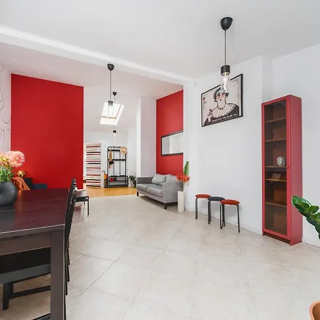 Unique Spacious 3 Bedroom - Old Town Loft - By Upstairs Apartment