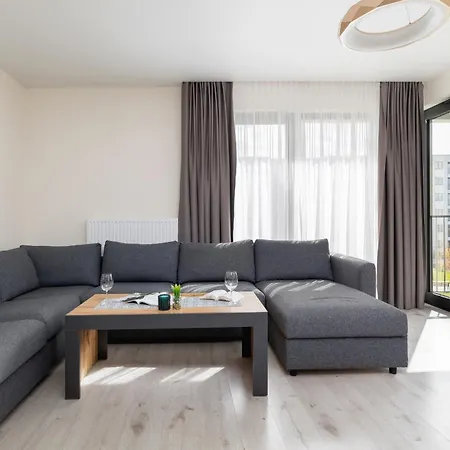 Beautiful & Spacious 1 Bedroom Apartament With Balcony By Renters *