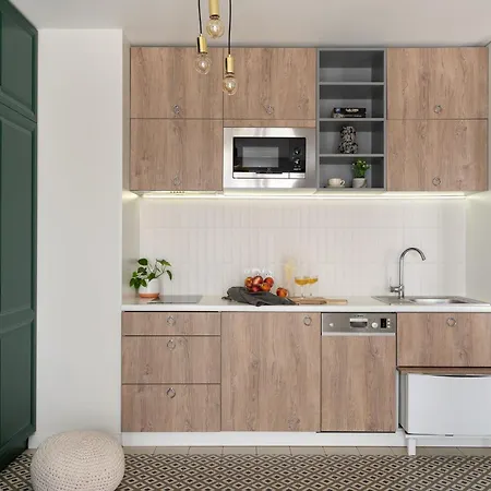 3 Minutes Old Town Apartment *