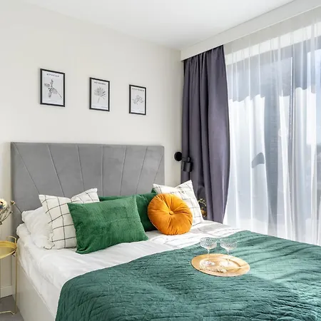 3 Minutes Old Town Apartment