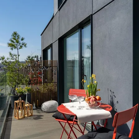 3 Minutes Old Town Apartment *