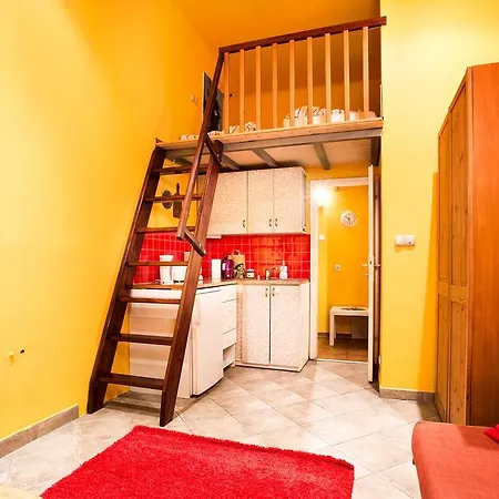 Live Like Locals: Market Square X Jewish District Apartment