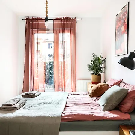 1-bedroom With Private Garden, Old Town Apartment *