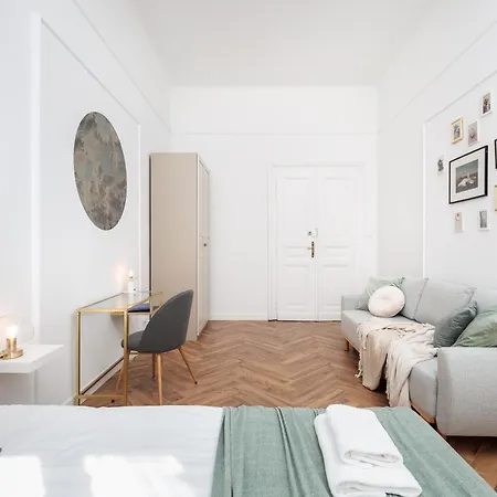 Spacious & Modern 6 Bedroom - Around The Main Market Square - By Upstairs Apartment
