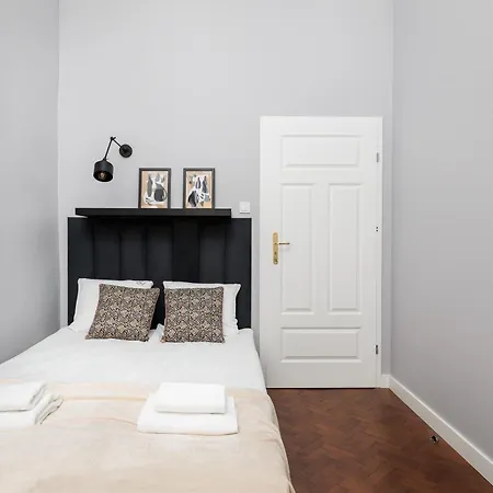 Apartment Spacious & Modern 6 Bedroom - Around The Main Market Square - By Upstairs
