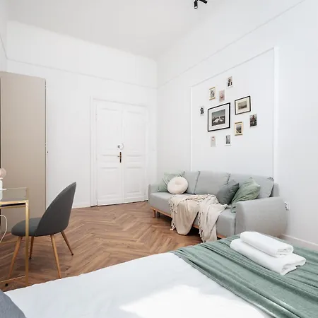 Spacious & Modern 6 Bedroom - Around The Main Market Square - By Upstairs Apartment