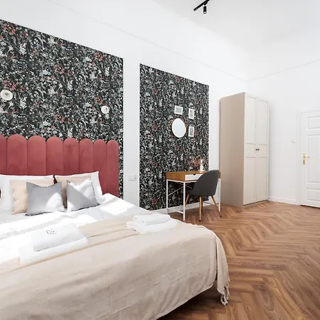 Apartment Spacious & Modern 6 Bedroom - Around The Main Market Square - By Upstairs