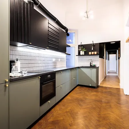 Apartment Spacious & Modern 6 Bedroom - Around The Main Market Square - By Upstairs *