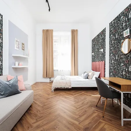 Spacious & Modern 6 Bedroom - Around The Main Market Square - By Upstairs Apartment *