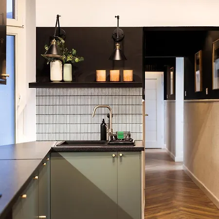 Spacious & Modern 6 Bedroom - Around The Main Market Square - By Upstairs Apartment