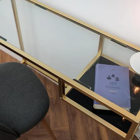 Spacious & Modern 6 Bedroom - Around The Main Market Square - By Upstairs Apartment
