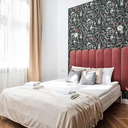 Spacious & Modern 6 Bedroom - Around The Main Market Square - By Upstairs Apartment