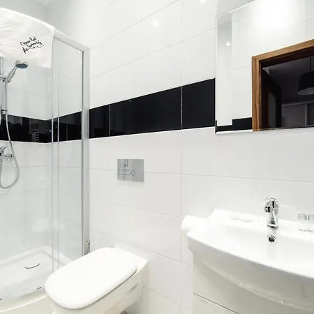Aparthotel 2 Nights Apartments - Great Location, Right Next To Main Rail And Bus Station, 10 Min To Main Square By Foot