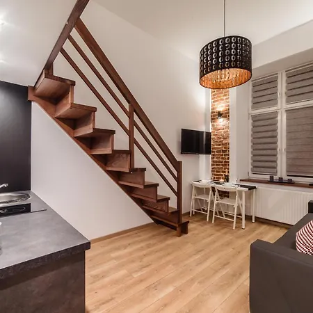 2 Nights - Great Location, Right Next To Main Rail And Bus Station, 10 Min To Main Square By Foot