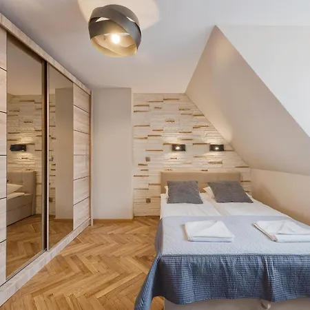 Around Market Square Apartment *