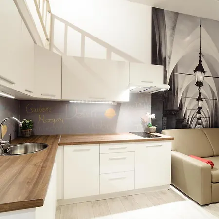 Aparthotel 2 Nights Apartments - Great Location, Right Next To Main Rail And Bus Station, 10 Min To Main Square By Foot