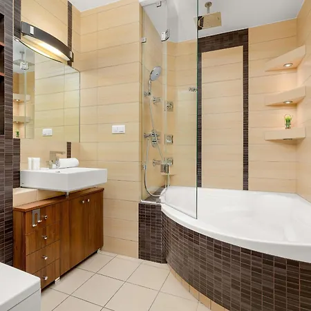Gamers' Paradise - Modern With Parking In Cracow By Renters Apartment