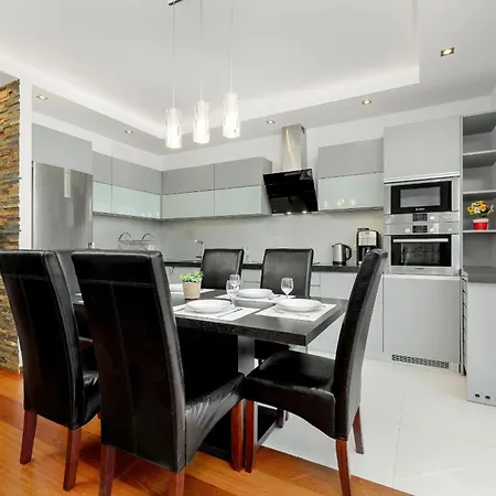 Gamers' Paradise - Modern With Parking In Cracow By Renters Apartment Krakow