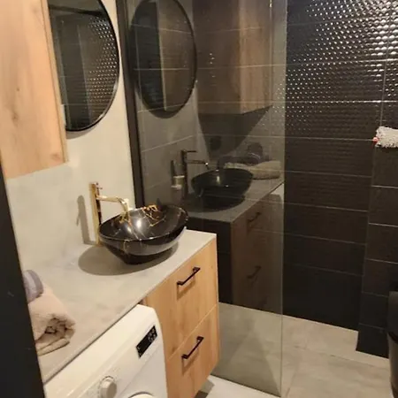 Castle Loft Apartment,spa, Gym ,sauna & Swimming Pool Free Parking *