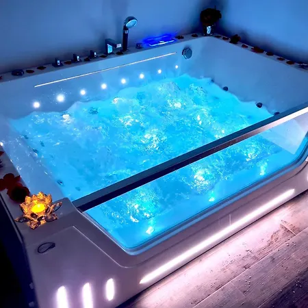 Apartment Jacuzzi Near The Royal Castle *
