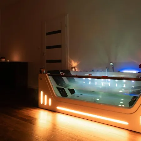 Jacuzzi Near The Royal Castle Apartment *