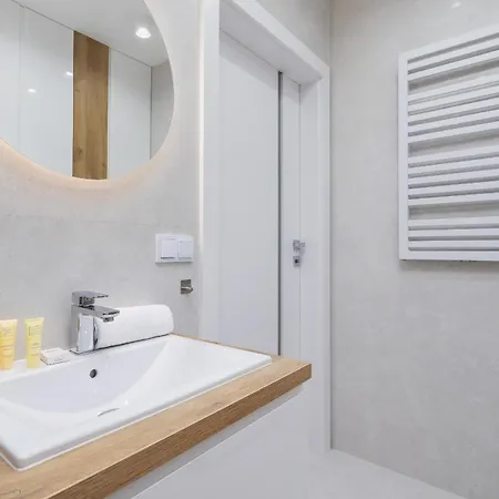 Apartament Nowoczesny Z Parkingiem Na Alei Pokoju W Krakowie By Renters Kraków