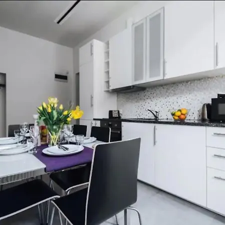 Apartment With Balcony - 21 Filipa Street