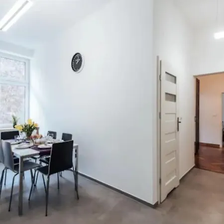 Apartment With Balcony - 21 Filipa Street *