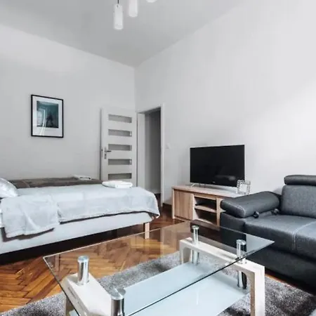 Apartment With Balcony - 21 Filipa Street