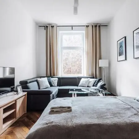 Apartment With Balcony - 21 Filipa Street *