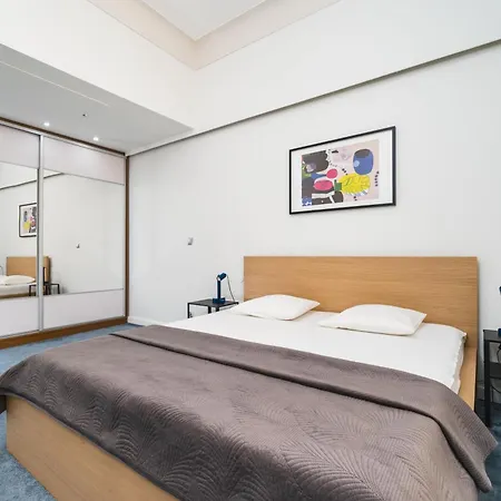 Old Town Luxe Retreat - King Bed - Steps To Main Square *