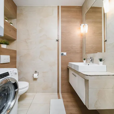 Old Town Luxe Retreat - King Bed - Steps To Main Square Apartment *