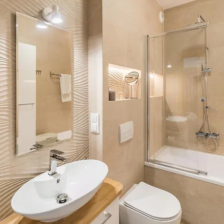 Apartment Old Town - Bus&tram Stops Nearby, Balcony - By Rentujemy